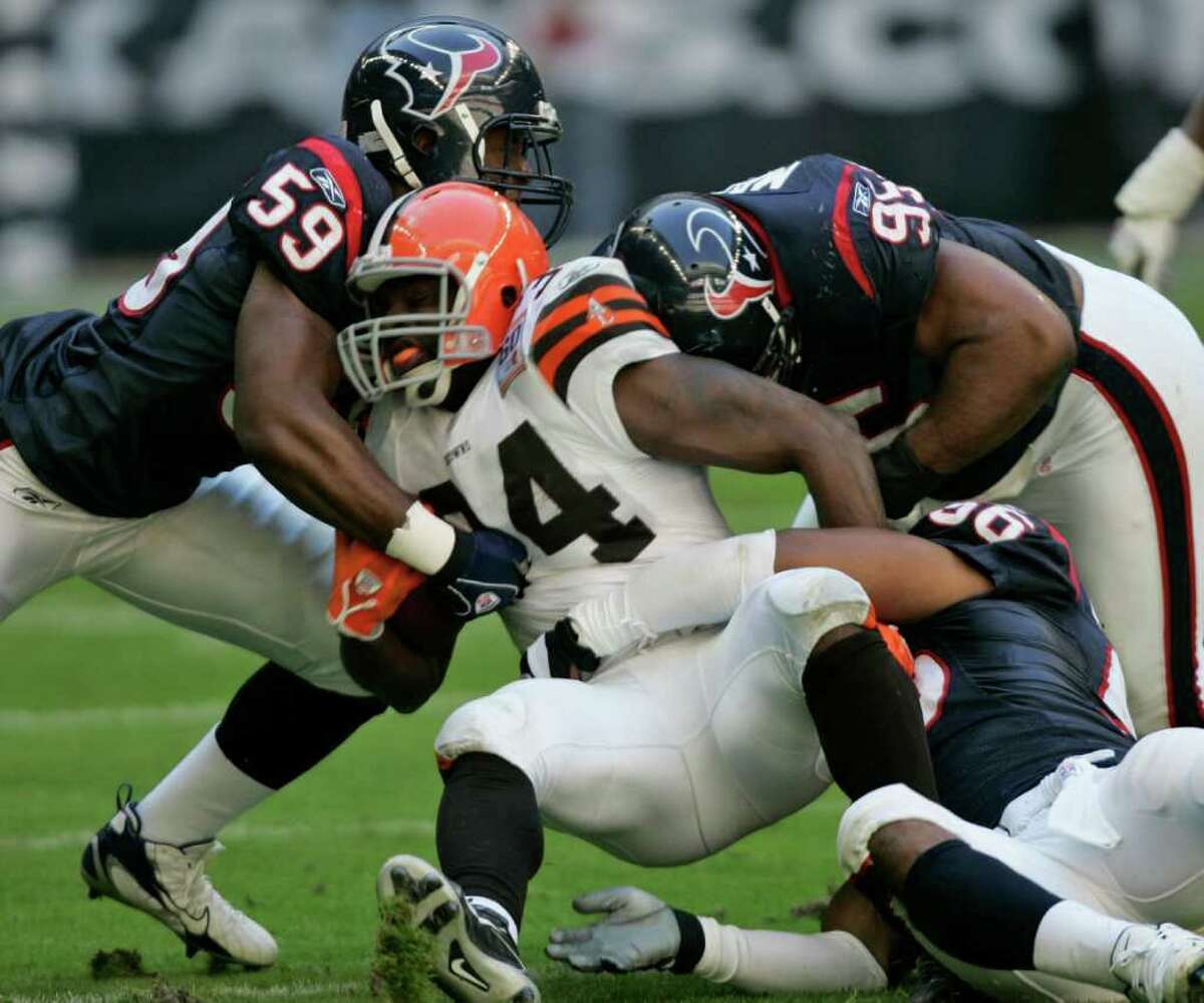 New York Giants Reuben Droughns is tackled by Washington Redskins