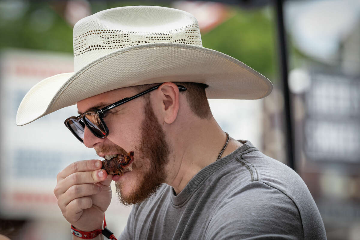 An attendee eats barbecue ribs during the Windy City Smokeout in 2023. The folks behind the Chicago festival are bringing the same vibes to Texas in 2025.