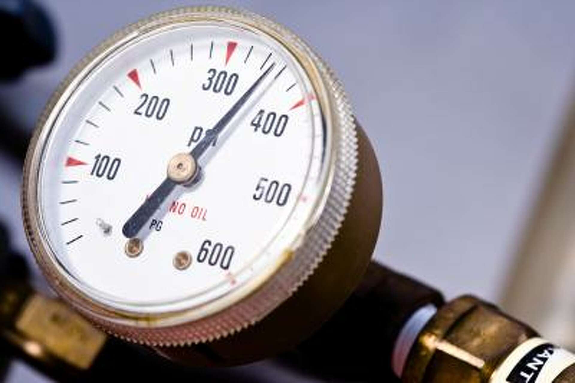 Which instrument is used to measure pressure discount