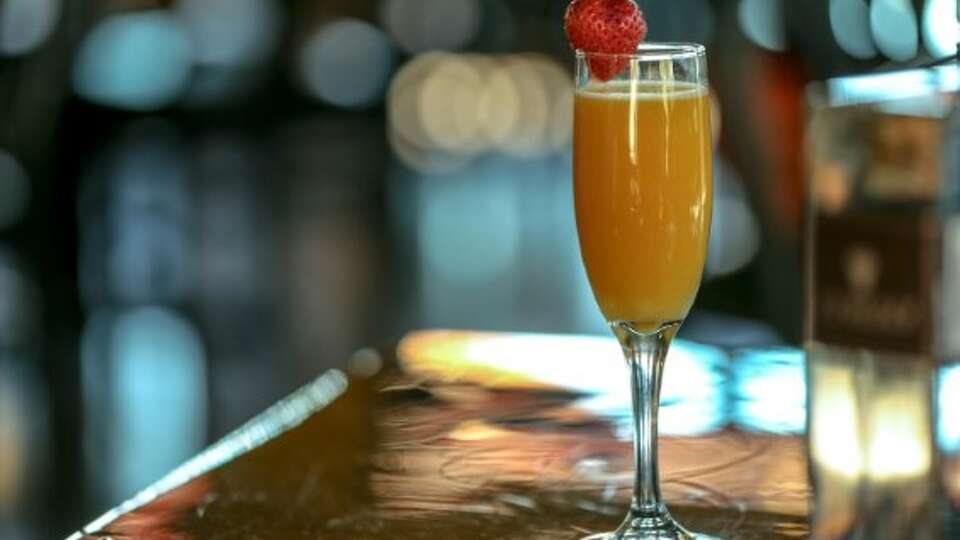 Midpoint Bar and Eatery serves craft cocktails, wines, beers, and upscale bar snacks. Popular menu items include southwestern chicken eggrolls, fried pickle chips, variety of chicken wings and burgers.