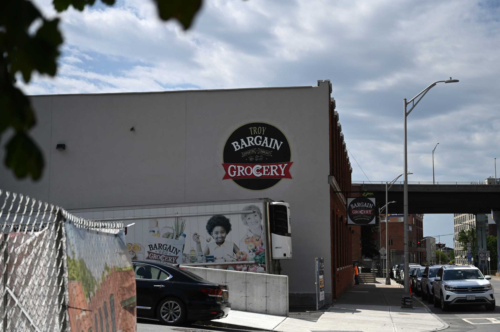 Bargain Grocery preps for August opening in Troy