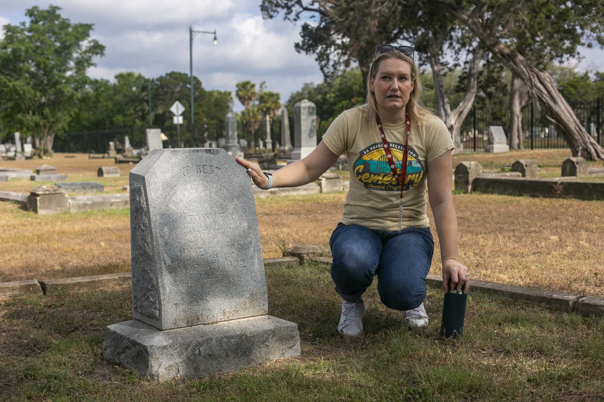San Antonio volunteers clean, document 100plusyearold headstones