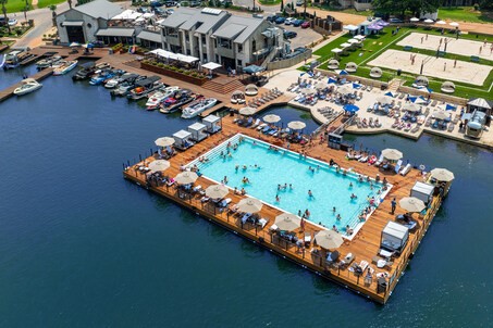 70,000-gallon floating pool debuted at Horseshoe Bay Resort - Vimarsana News