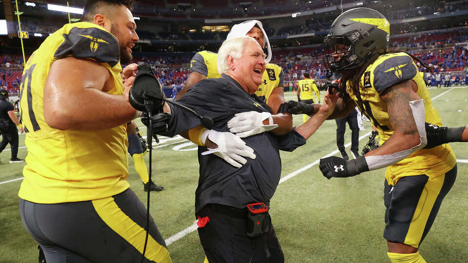 ST LOUIS, MISSOURI - JUNE 09: Head coach Wade Phillips of the San Antonio Brahmas celebrates a win against the St. Louis Battlehawks with players during the XFL Conference Championship Game at The Dome at Americaâ€™s Center on June 09, 2024 in St Louis, Missouri. (Photo by Dilip Vishwanat/UFL/Getty Images)