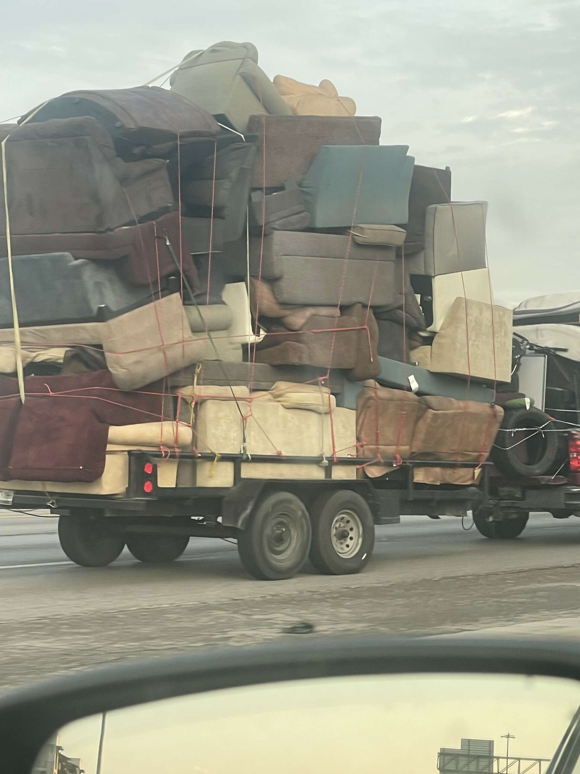 Texan captures trailer hauling absurd number of couches on I-35, image size:1920x2560