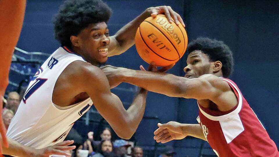 UTSA Roadrunners PJ Carter (21) is fouled by Temple Owls Hysier (3) on Sunday, March 10, 2024 at UTSA Convocation Center.