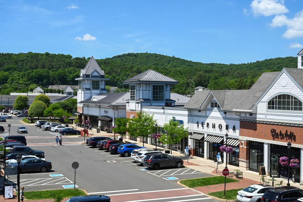 Shake Shack will open its 10th Connecticut restaurant July 22 in Canton at the Shops at Farmington Valley.