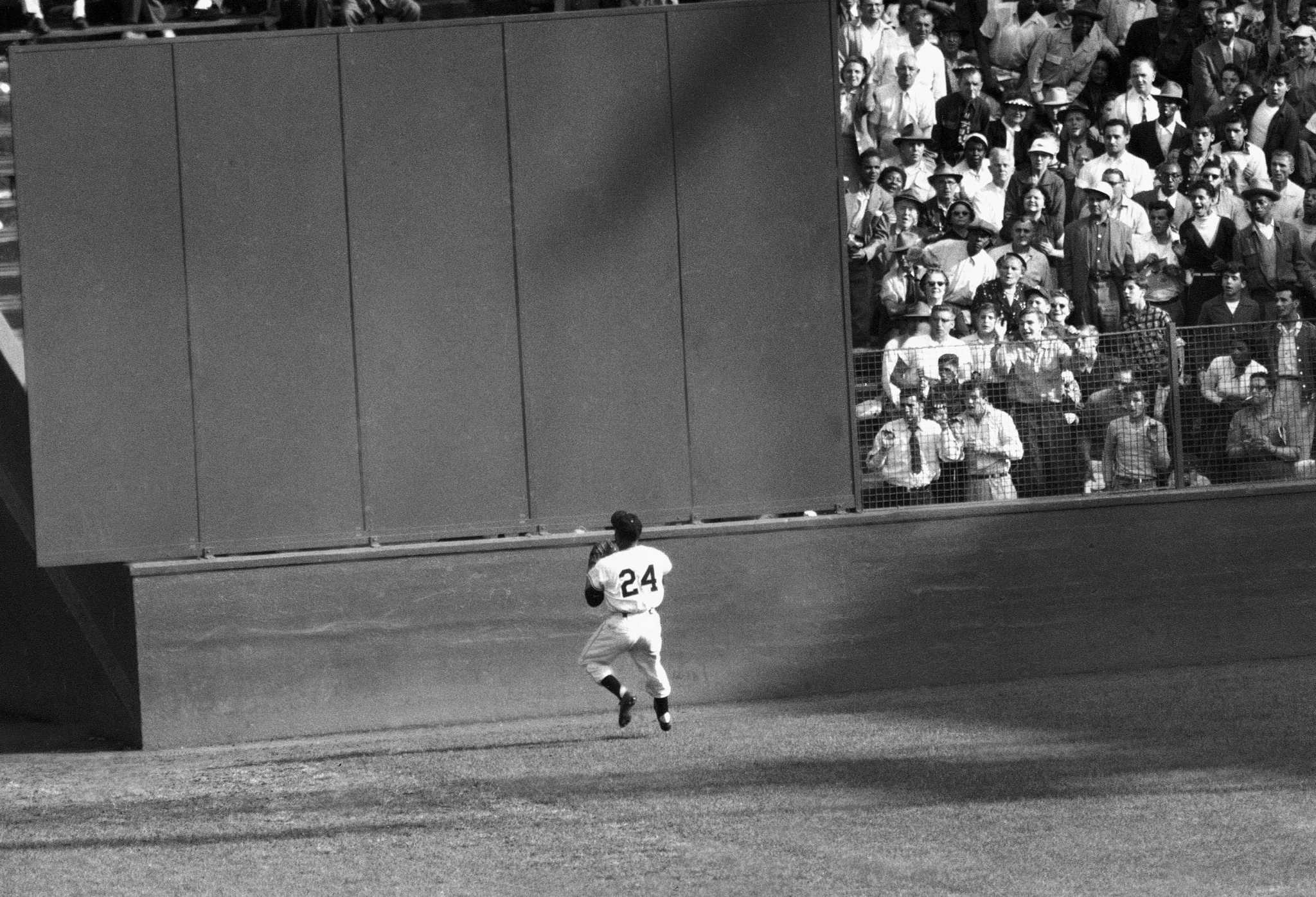 the-catch-willie-mays-over-the-shoulder-grab-in-the-1954-world-series