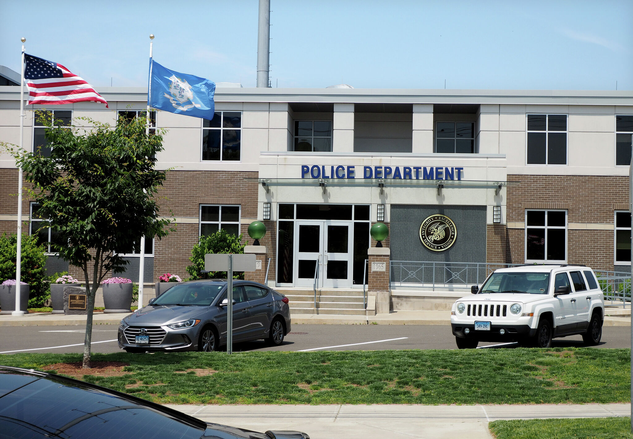 North Haven police seeking suspect in armed robbery Monday morning