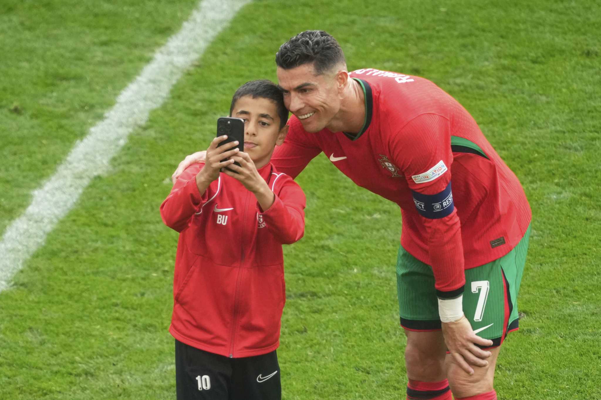 Cristiano Ronaldo “chanceux” de ne pas être blessé après avoir été confronté à des amateurs de selfie, selon l’entraîneur