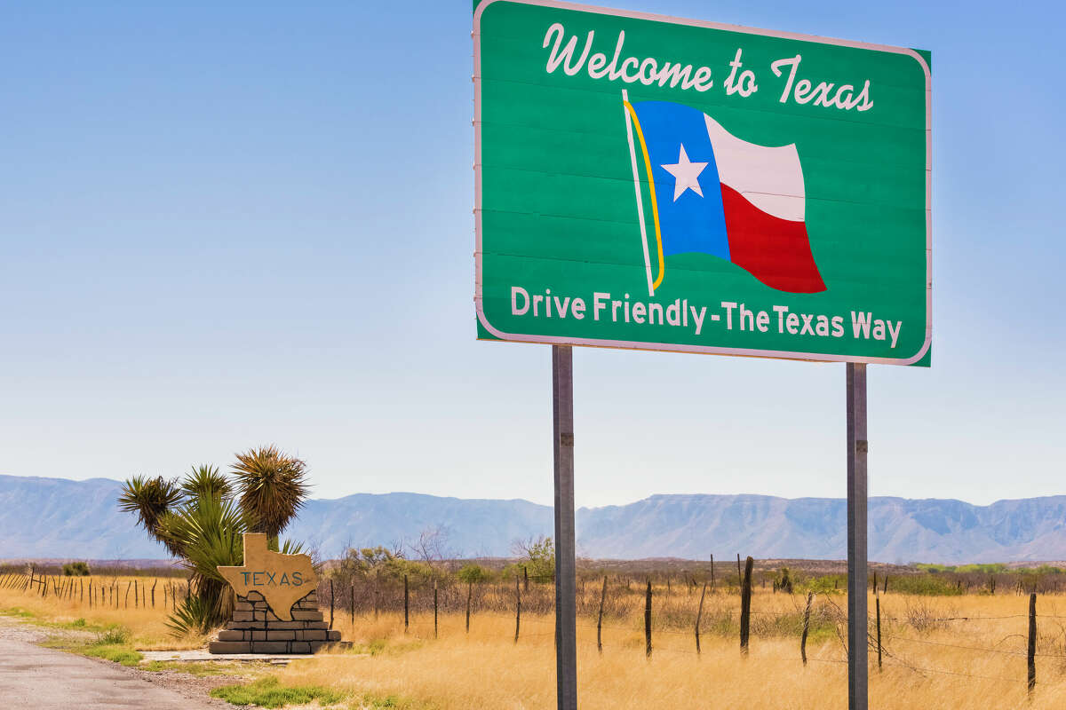 A sign welcoming people to Texas.