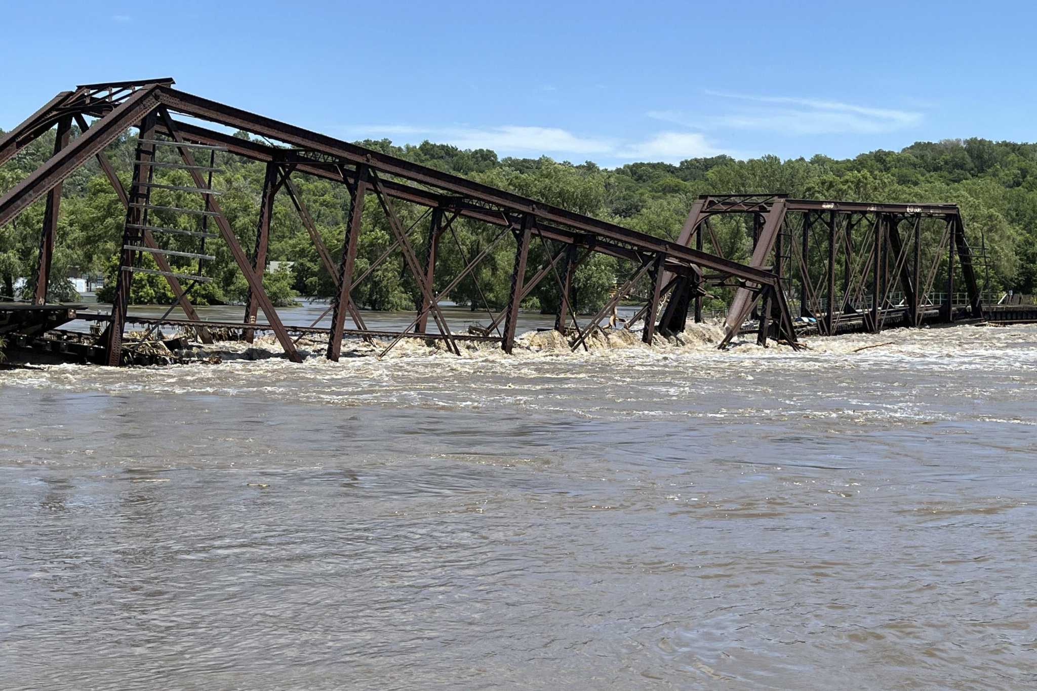 Inundaciones en el centro-norte de EEUU causan 2 muertes y derriban puente