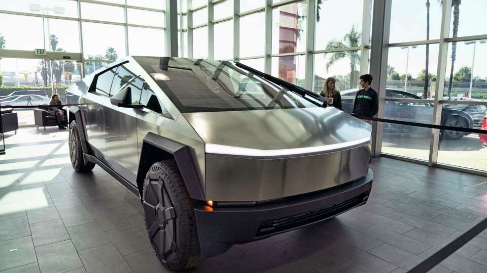 Un Cybertruck de Tesla en exhibición en Buena Park, California, el 3 de diciembre del 2023. (Foto AP/Richard Vogel)