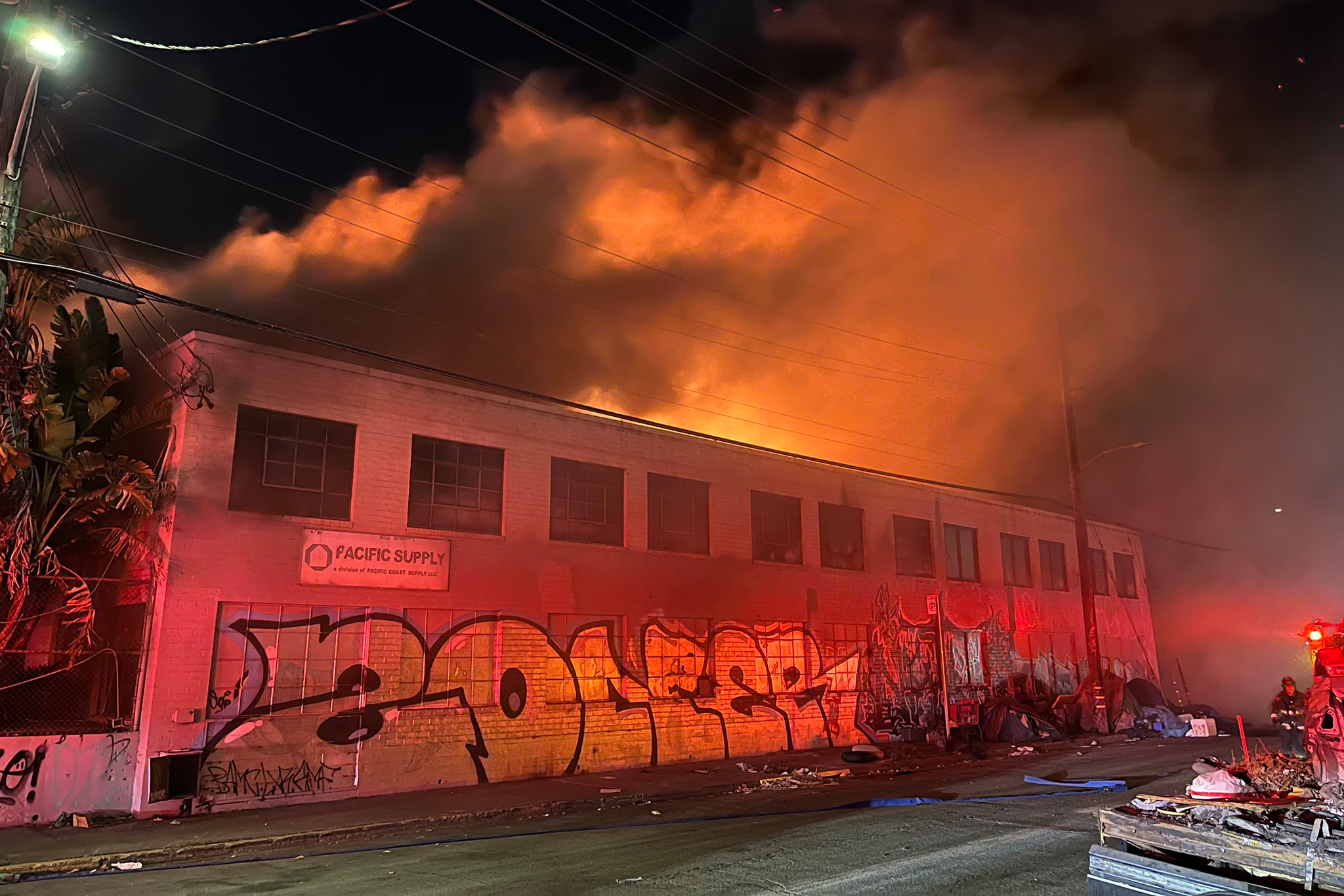 70 firefighters battle massive warehouse fire in Oakland