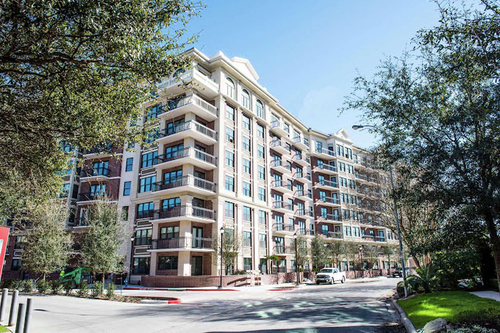 Ritzy Houston apartments in River Oaks changes owner