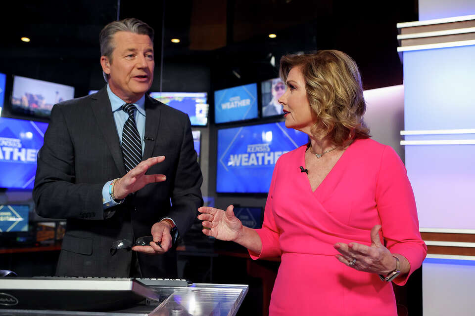 KENS 5 TV anchor Deborah Knapp says no to retirement for now.