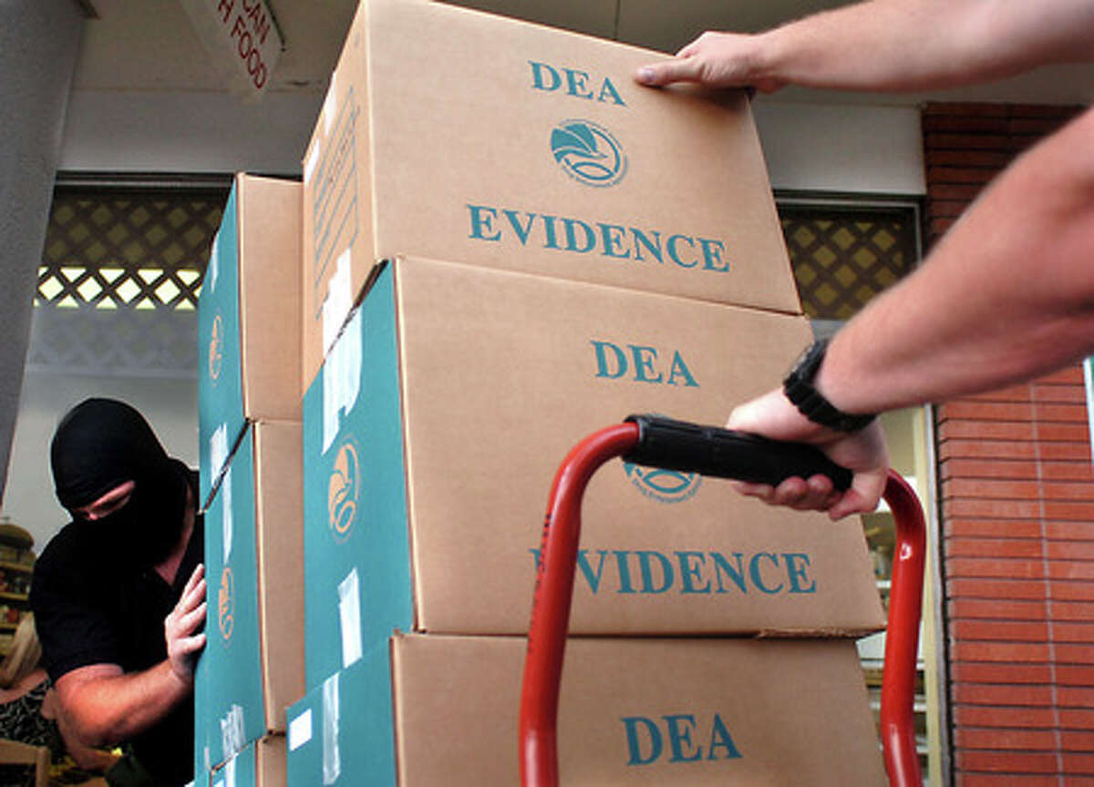 Narcotics agents load evidence from a raid on the Triangle Medical Clinic into a truck in Beaumont onJune 13, 2007. Enterprise file photo
