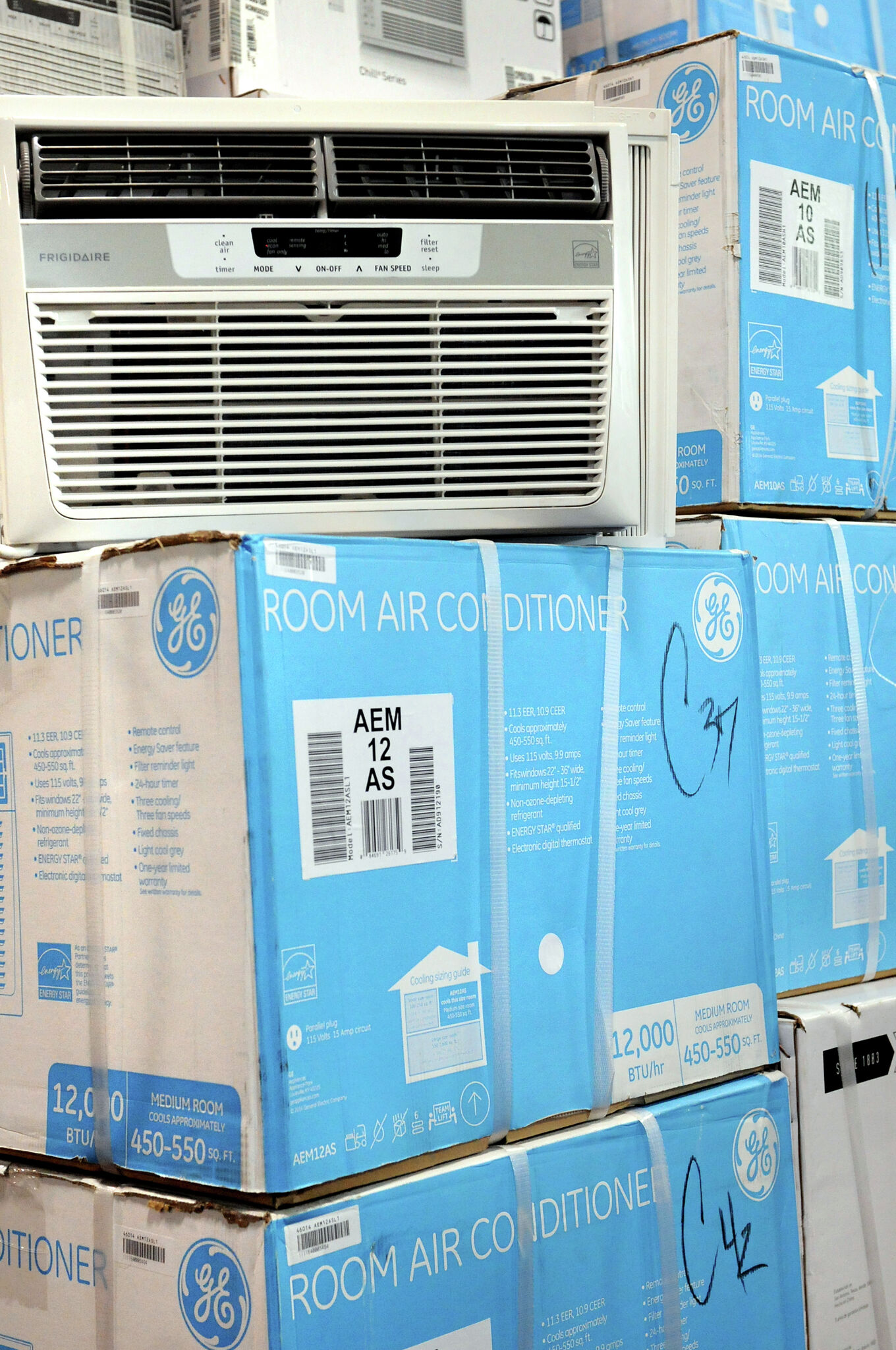 As temperatures soar in N.Y., thousands to get free air conditioners