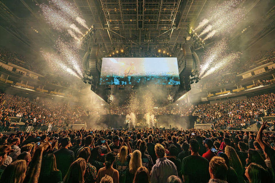 Blink-182 salutes 'perverts in San Francisco' at Chase Center set