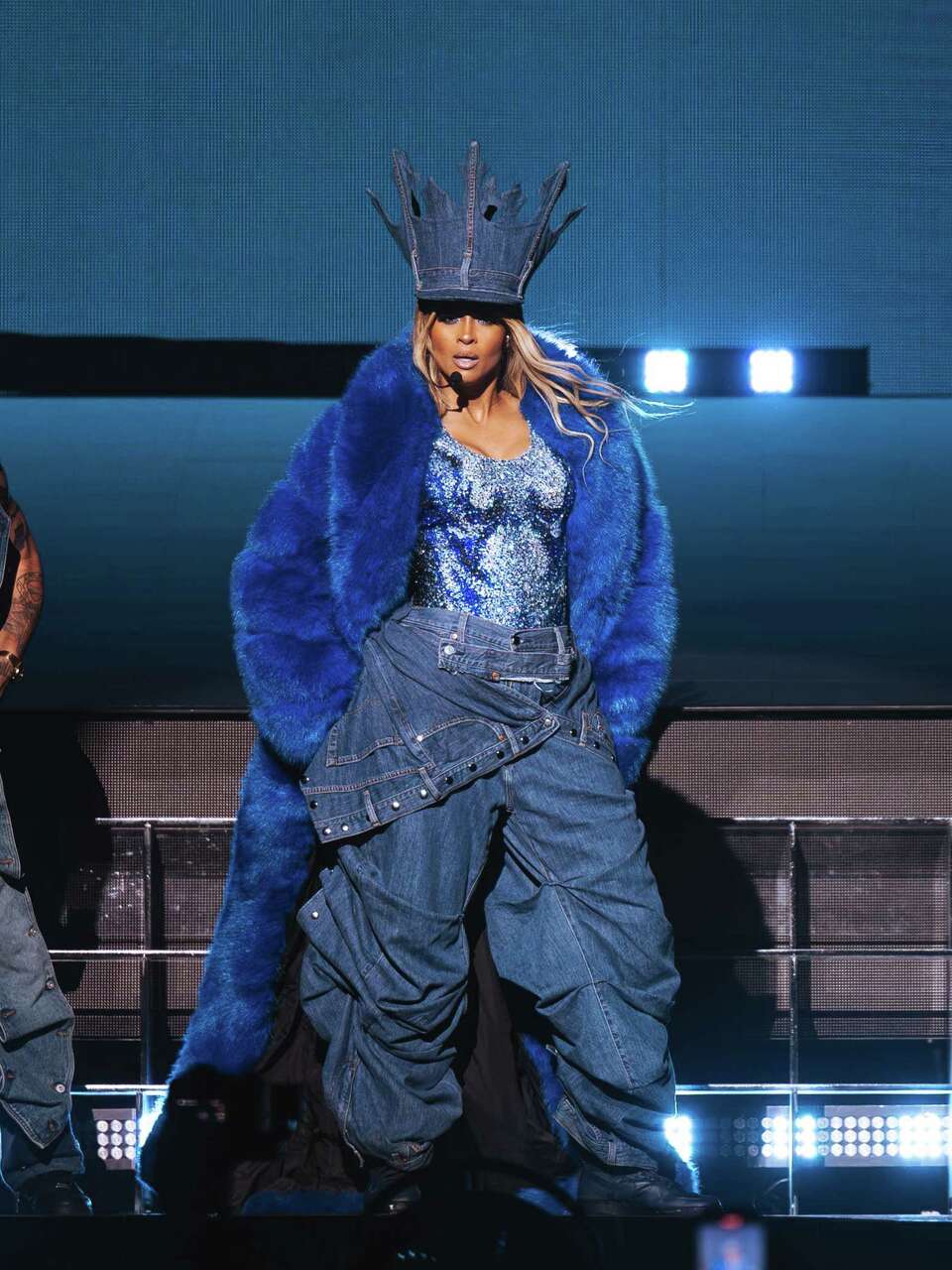 アリーナ　all saints missy  rader　oct 2000 Review: Missy Elliott goes back to the future during Oakland concert