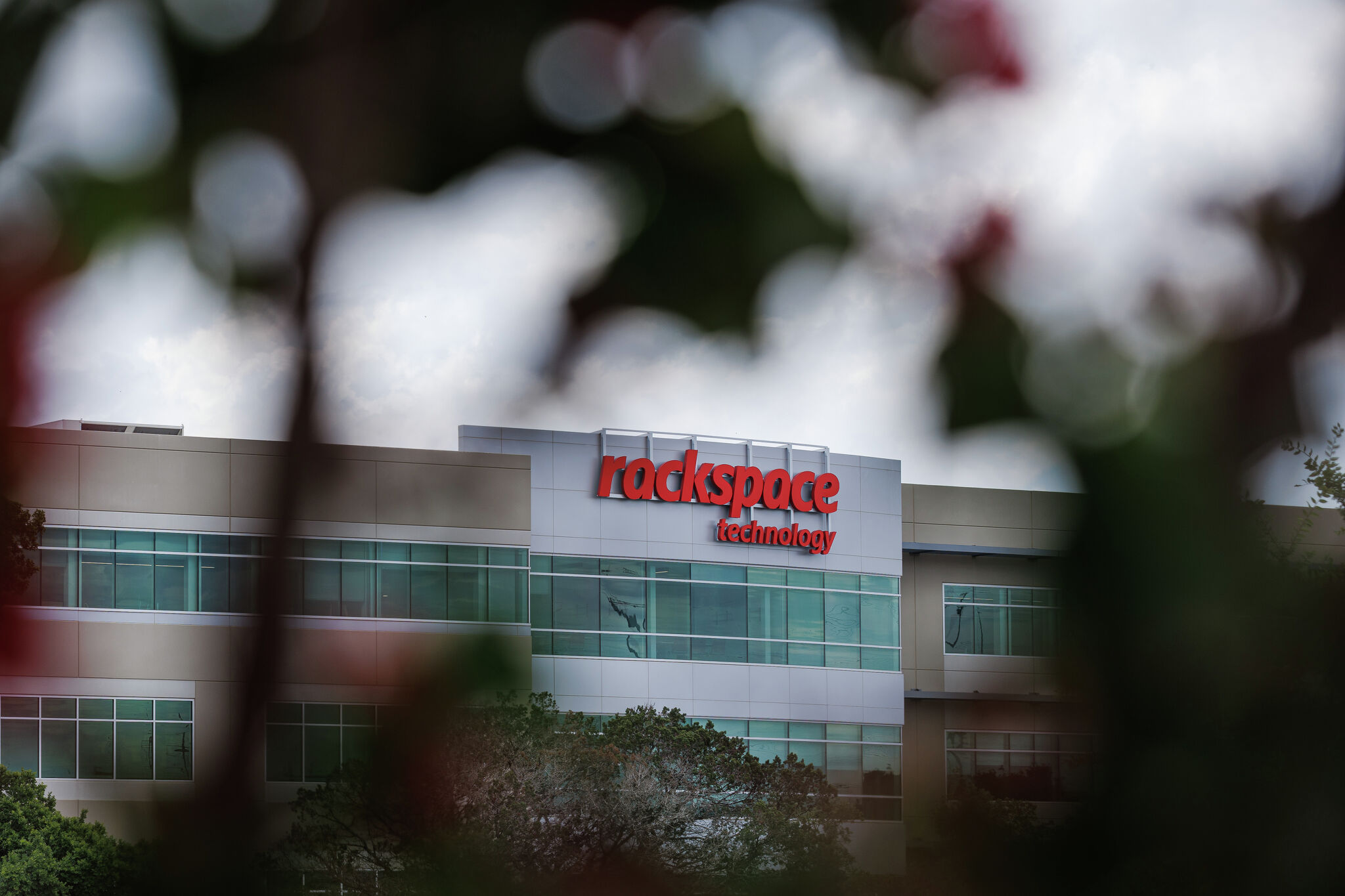 Rackspace back in the red despite new strategy, AI investments