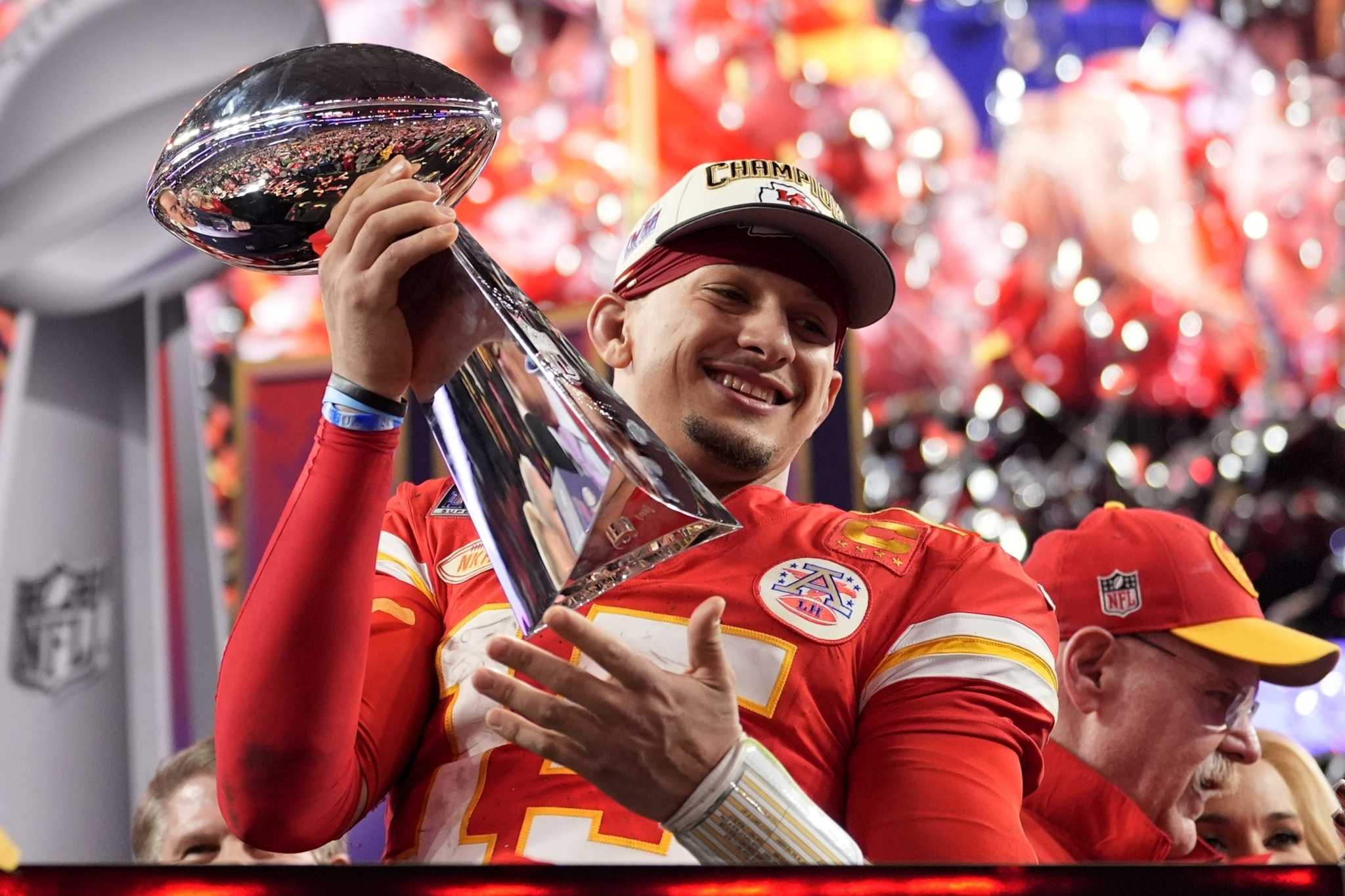 Mahomes joins rookies, select veterans at Chiefs camp and chase a 3rd