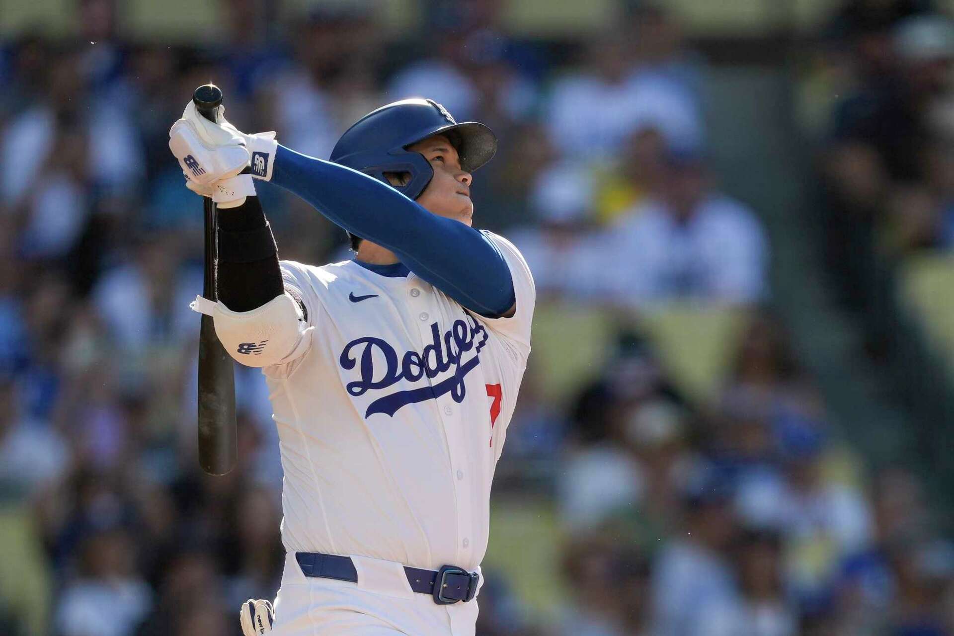 Ohtani hits 473-foot homer that clears bleachers at Dodger Stadium