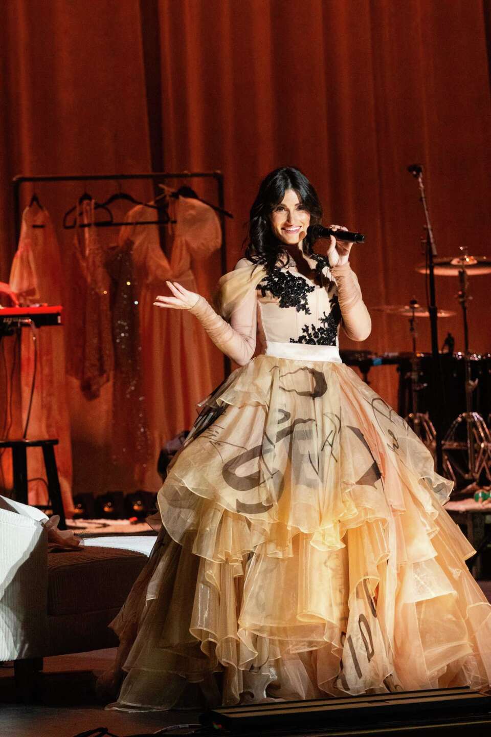 In Idina Menzel's tour, Elphaba finally gets to mourn herself, image size:960x1440