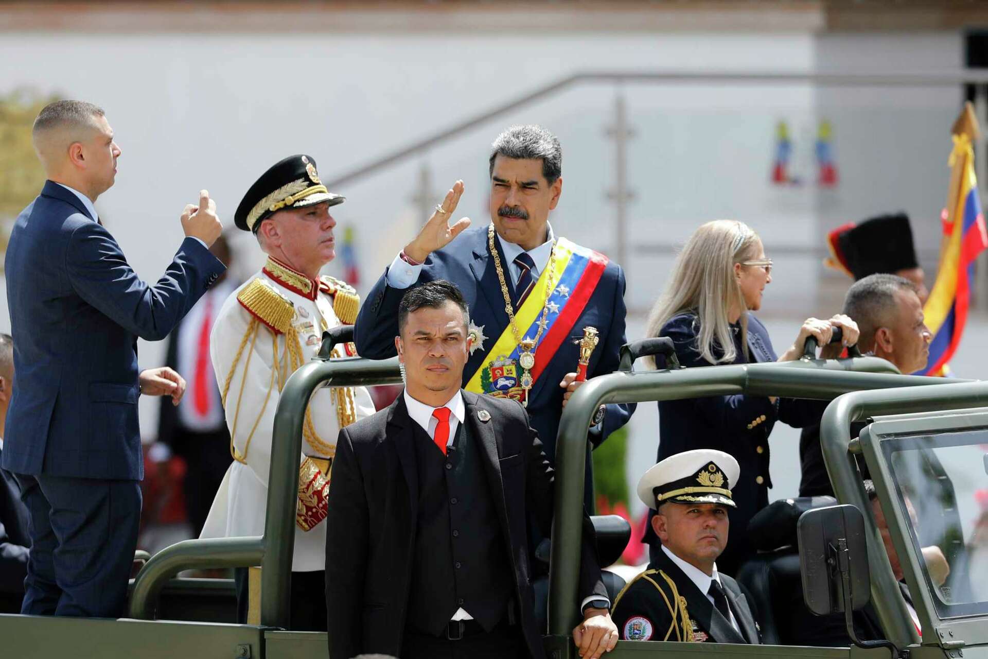 Maduro busca apuntalar el apoyo de los militares antes de una reñida  elección presidencial