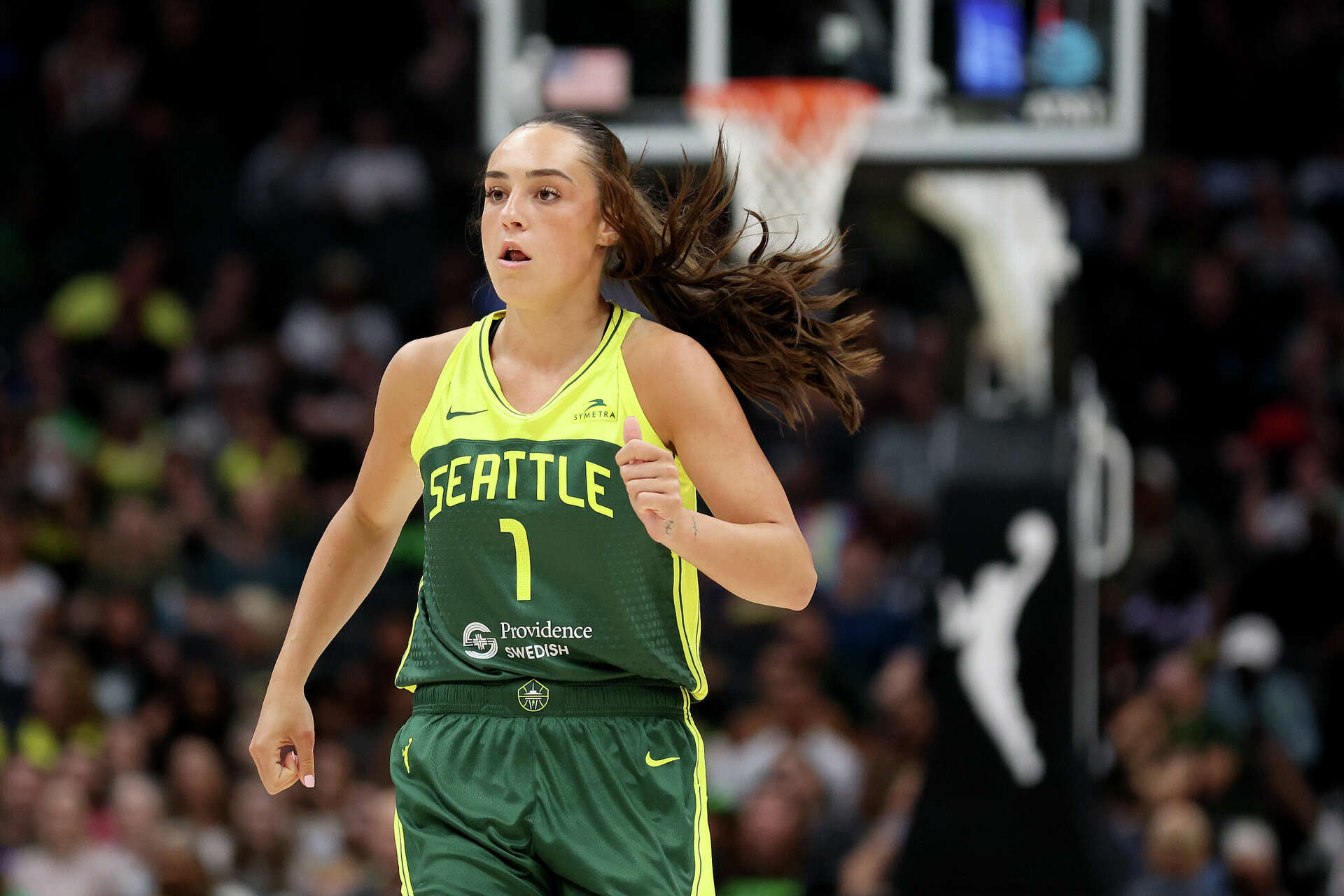 Former UConn women's star Nika Mühl tears ACL in first overseas game