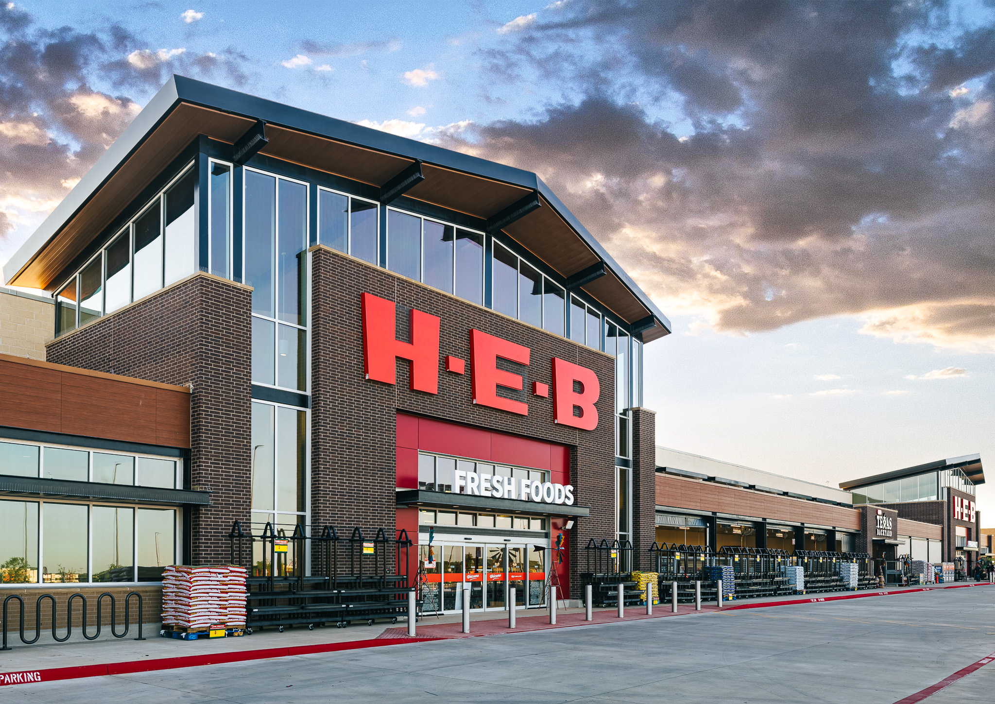 HEB or Kroger Which grocer has most Houston locations?