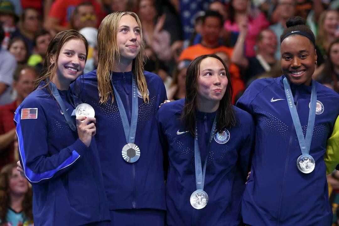 Simone Manuel anchors U.S. to silver medal in 4x100 freestyle relay