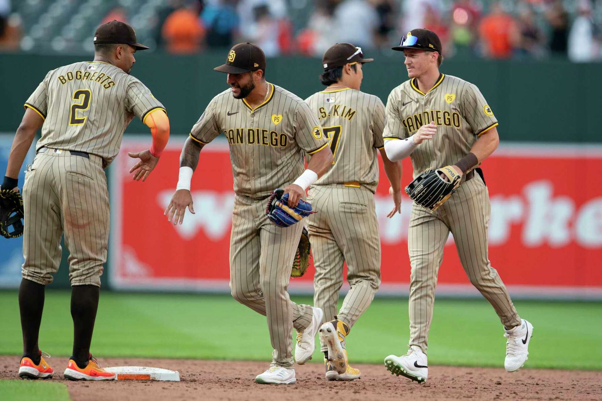 Machado dispara jonrón de 3 carreras y Padres derrotan 9-4 a Orioles