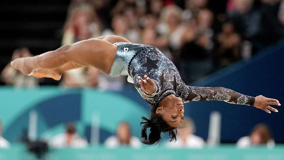 Simone Biles, of United States, competes on the floor exercise during a women's artistic gymnastics qualification round at the 2024 Summer Olympics at Bercy Arena, Sunday, July 28, 2024, in Paris, France. (AP Photo/Abbie Parr)