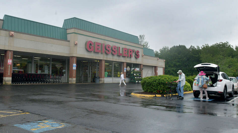 Geissler's plaza in South Windsor picks up steam as officials discuss tax abatement