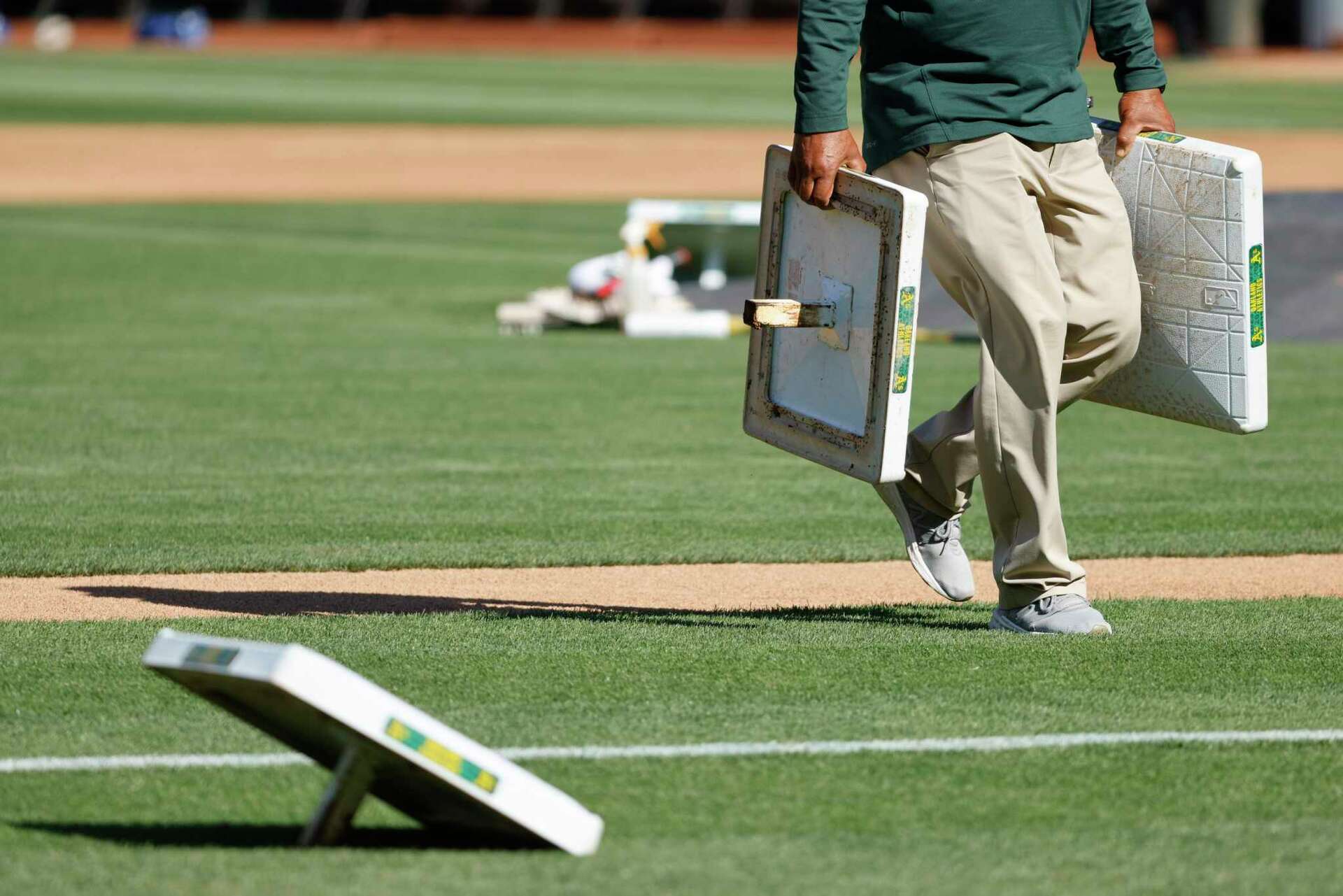A’s groundskeeper Wood lauded for field work in Coliseum swan song