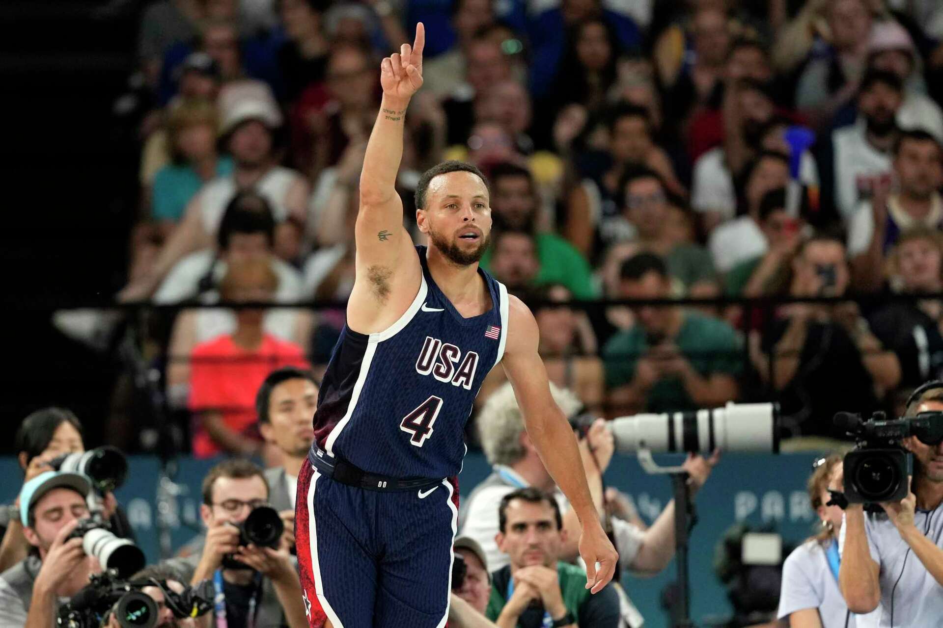 Steph Curry makes little noise, but U.S. men roar into Olympic semis