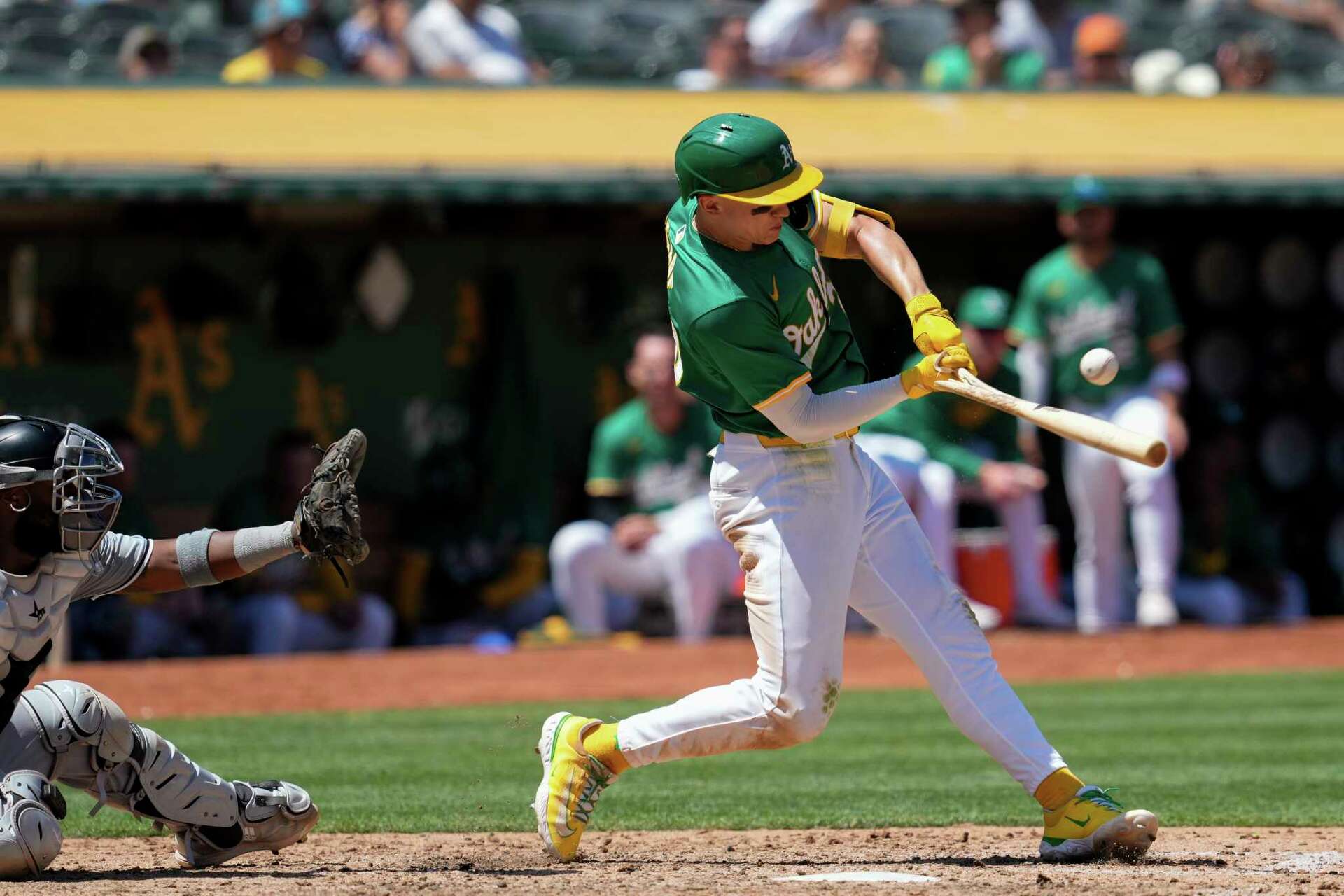 A's score 3 in the 7th inning for a 32 win over White Sox, a day after