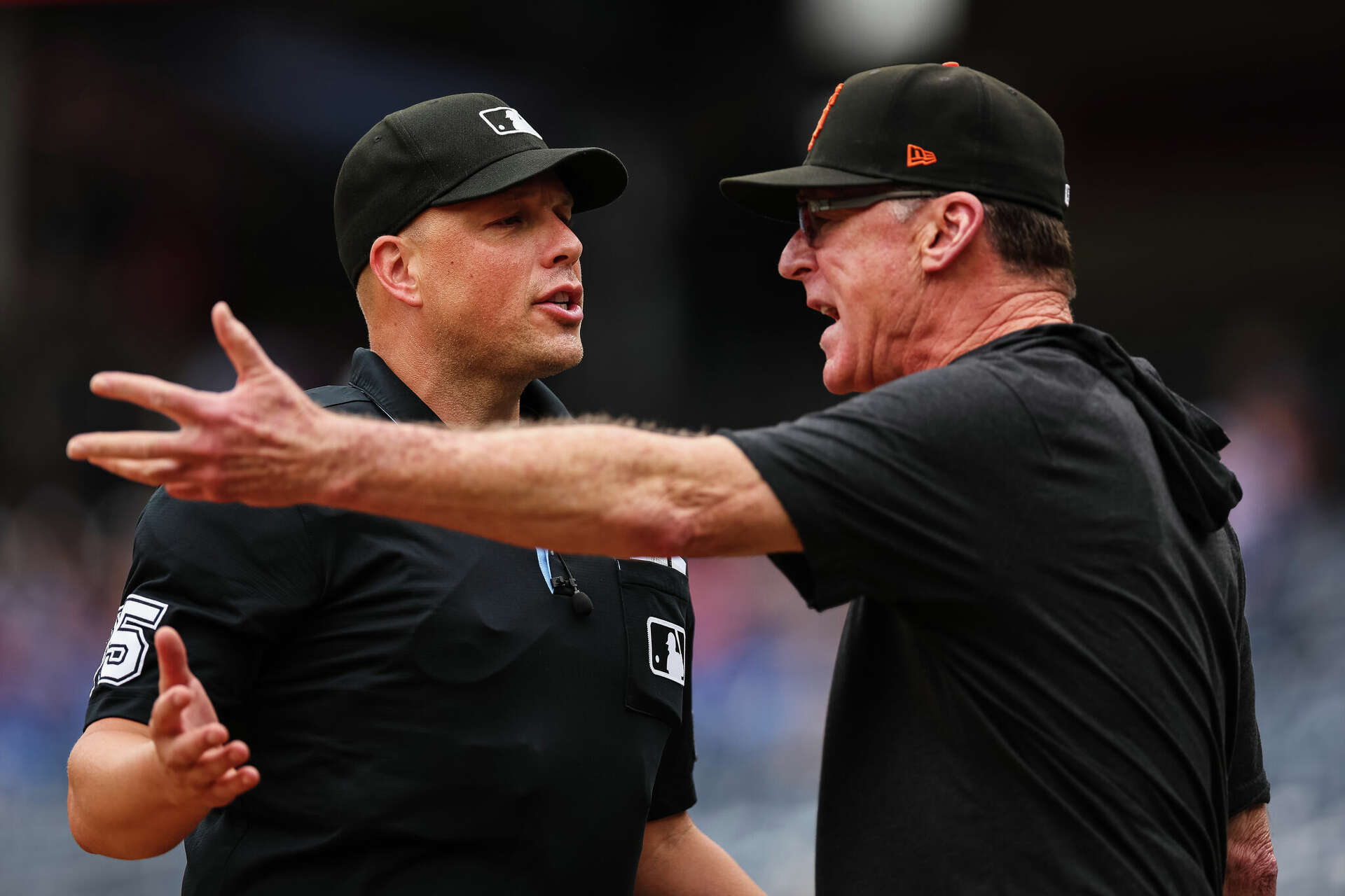 SF Giants manager Bob Melvin caught on mic amid ejection for bad call