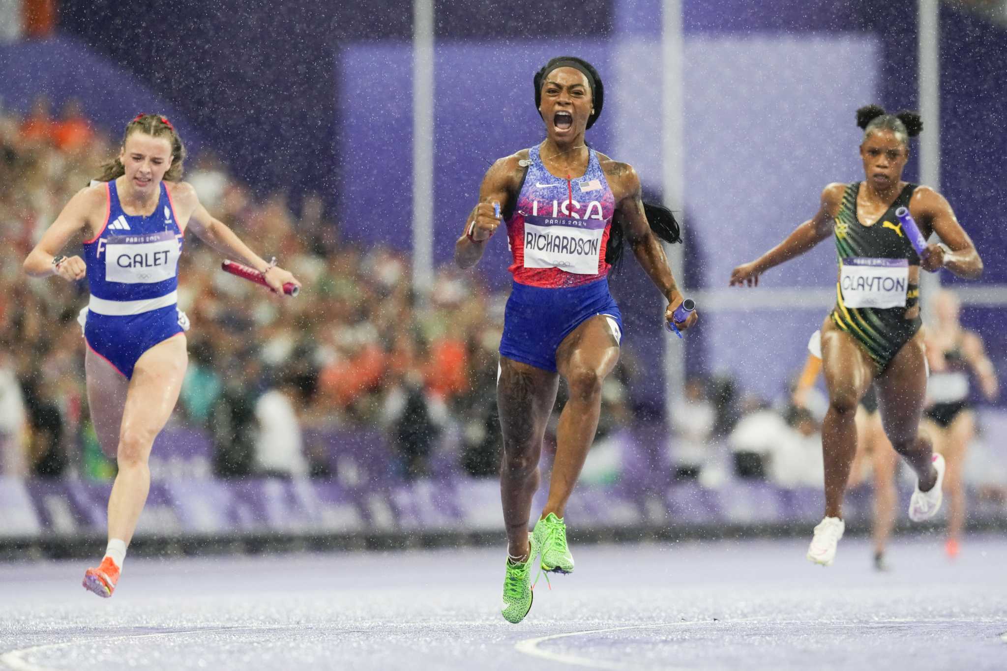 Sha’Carri Richardson rallies US women in Olympic 4x100 while men shut