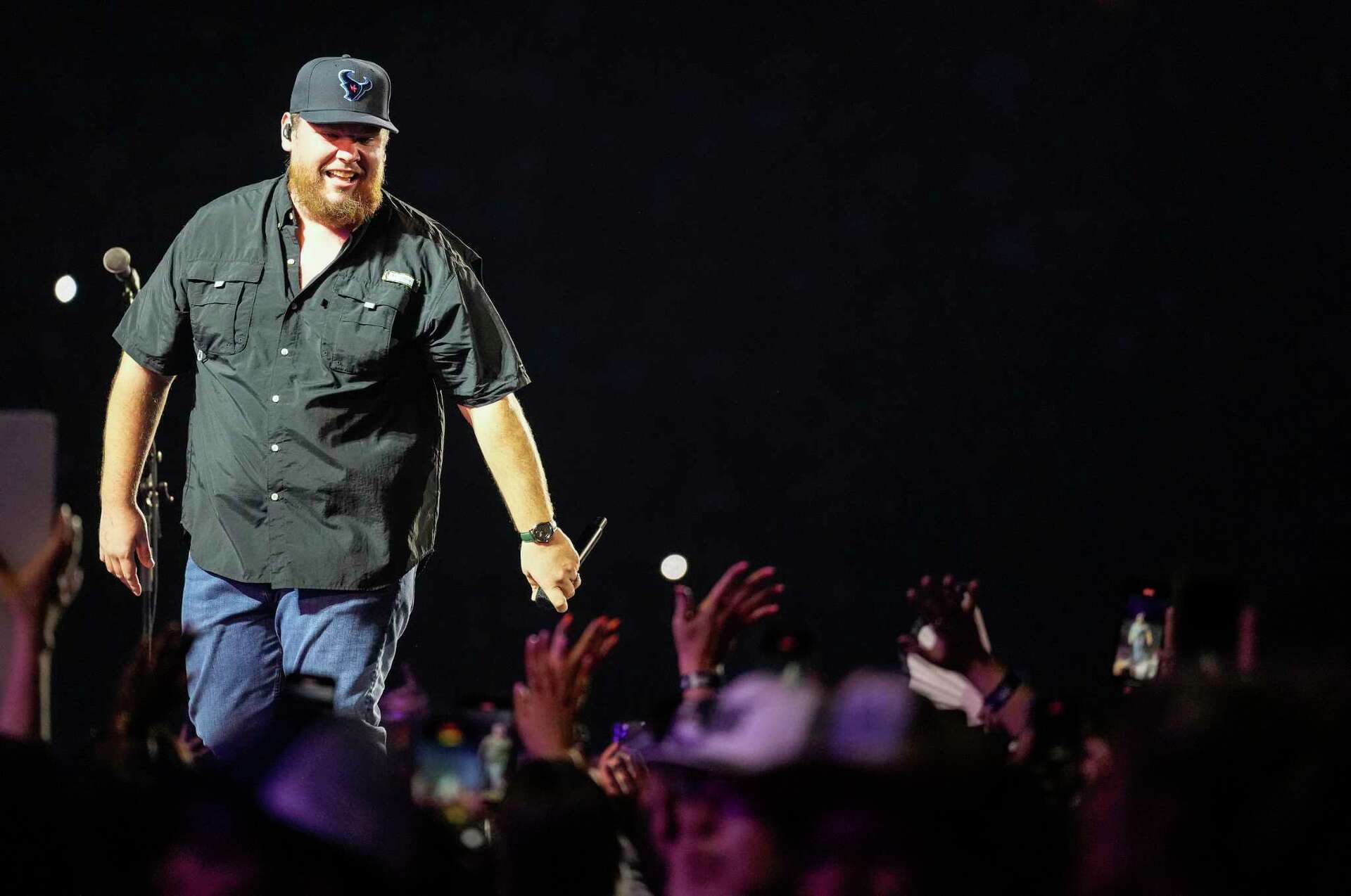 Luke Combs keeps it country at first of 2 NRG Stadium shows in Houston