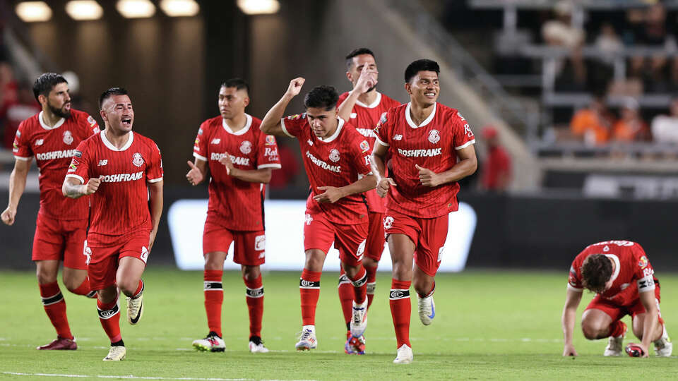 Players of Toluca FC celebrates after defeating Houston Dynamo FC in penalty kicks at the Toluca FC v Houston Dynamo: Round of 32 - Leagues Cup 2024 game at Shell Energy Stadium on August 9, 2024 in Houston, Texas. (Photo by Omar Vega/Getty Images)