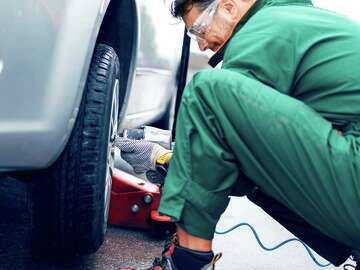 The Average Pay Scale for a Auto Body Repair Technician