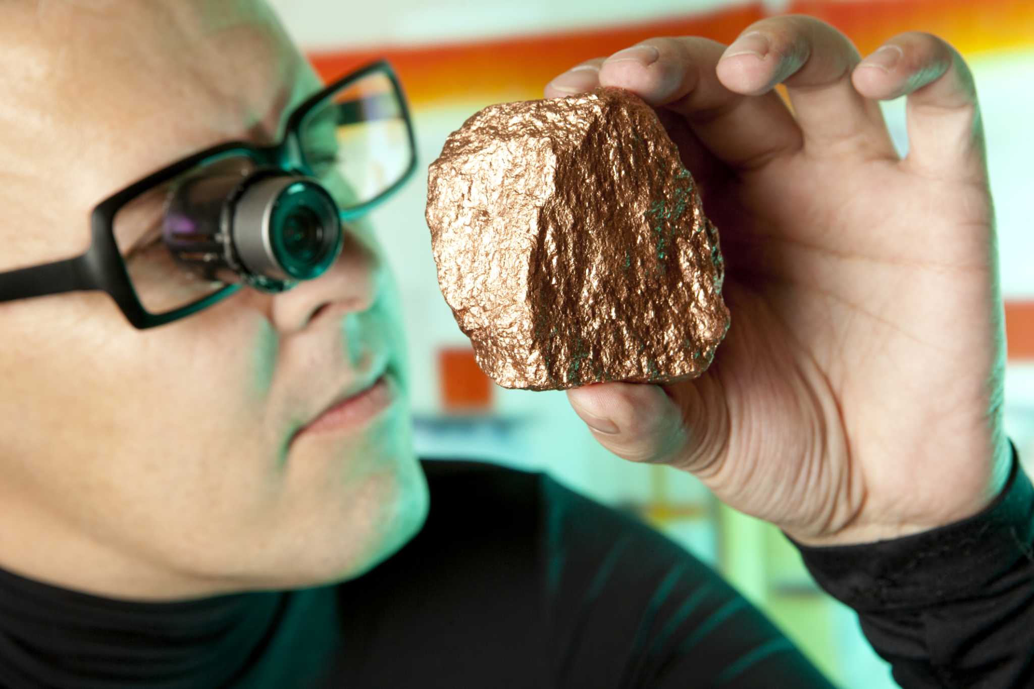 Человек катит камень в гору. Необычные увлечения. Скульптура из камня. Человек который занимается камнями. Камушек на камушке в реске релакс.