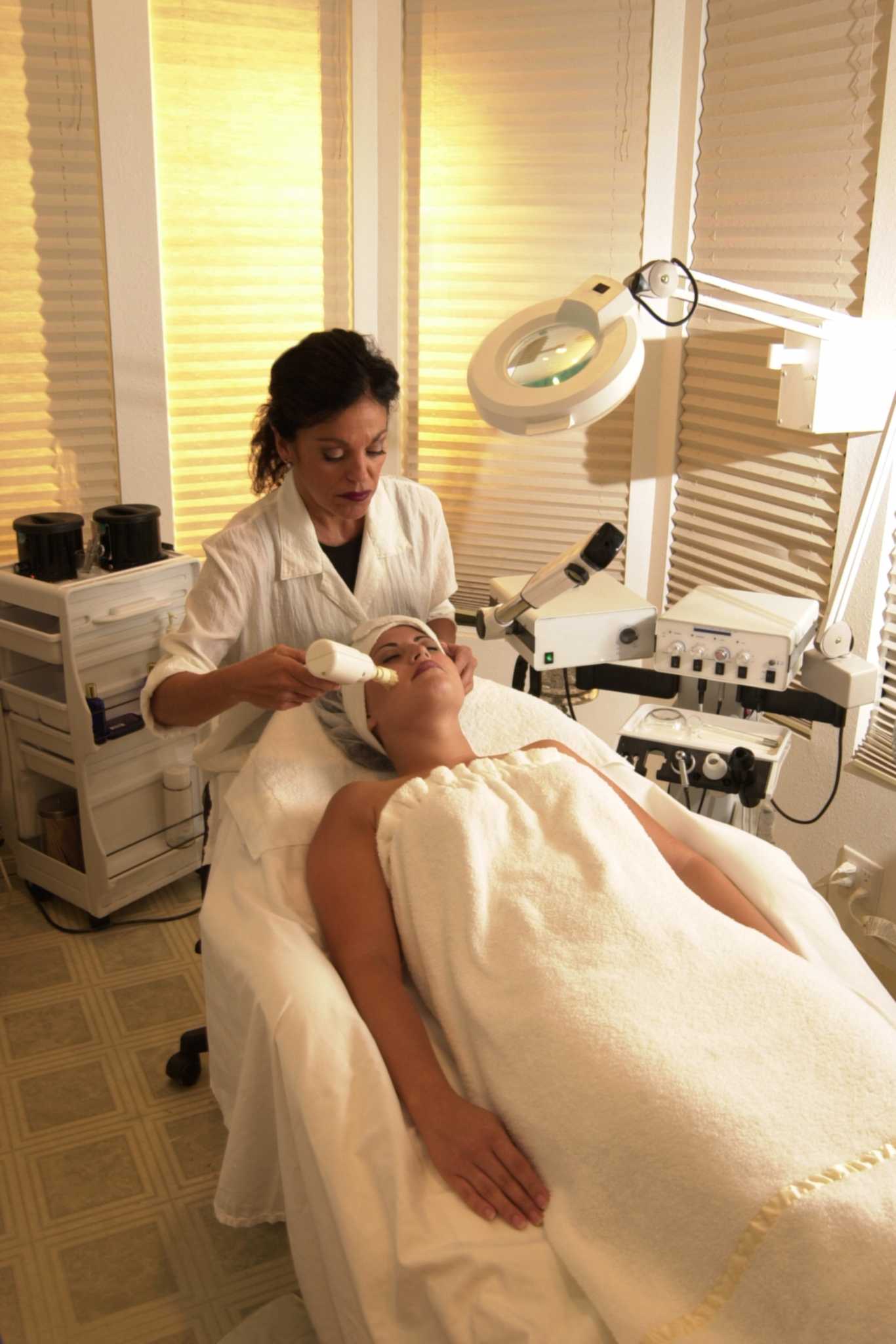 The Salary of an Esthetician Working for a Plastic Surgeon