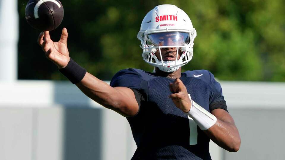 Houston quarterback Donovan Smith throws a pass during practice on Thursday, Aug. 15, 2024 in Houston. The Cougars open their season on Aug. 31 at home against UNLV.