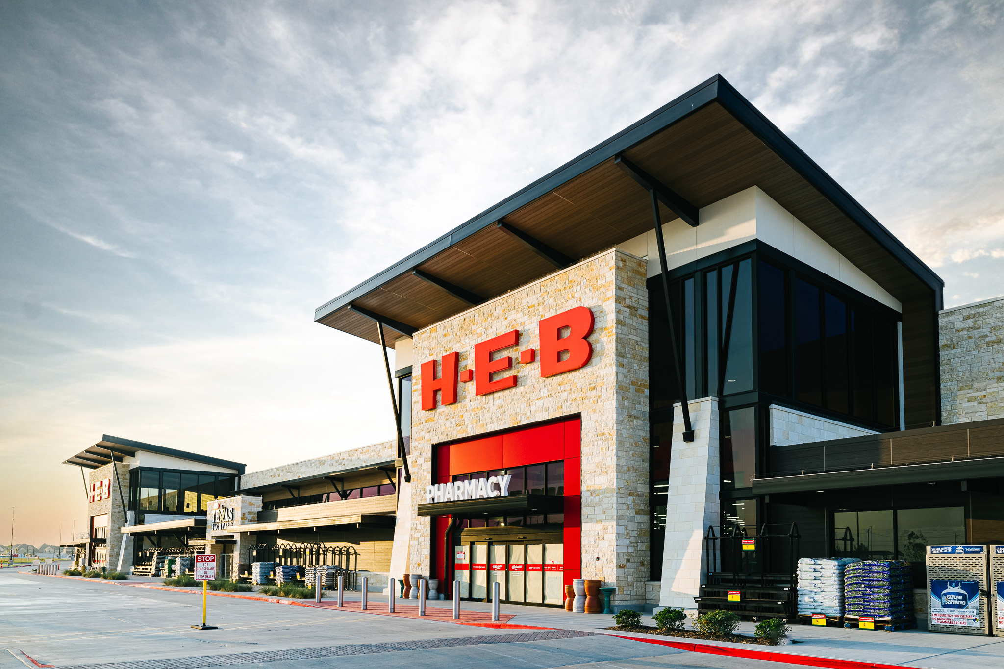H E B is teaming up with the Texans to make food donation H E B is teaming up with the Texans to make food donation