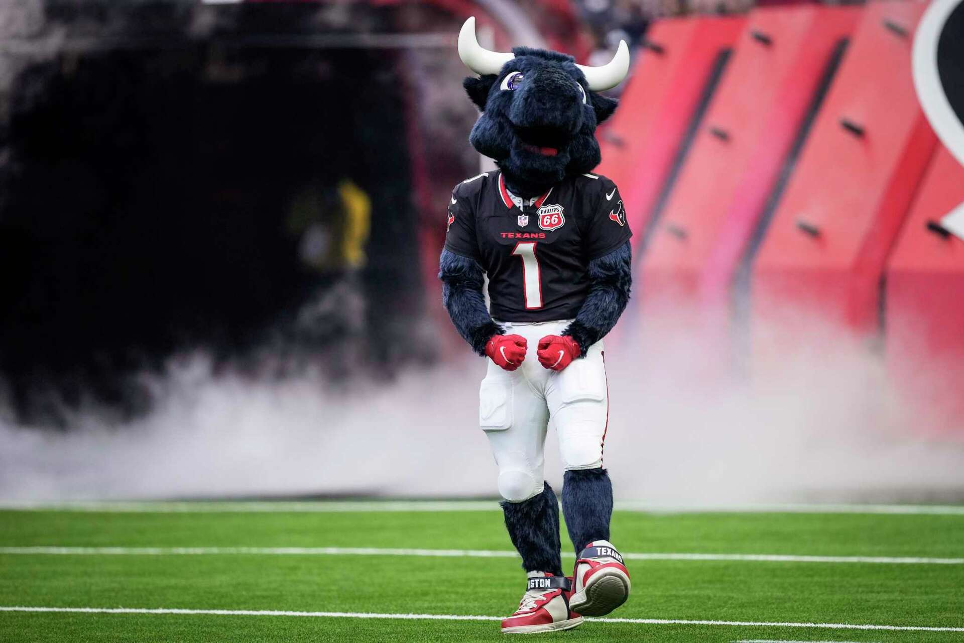 Toro revives mannequin challenge to prank Texans cheerleaders