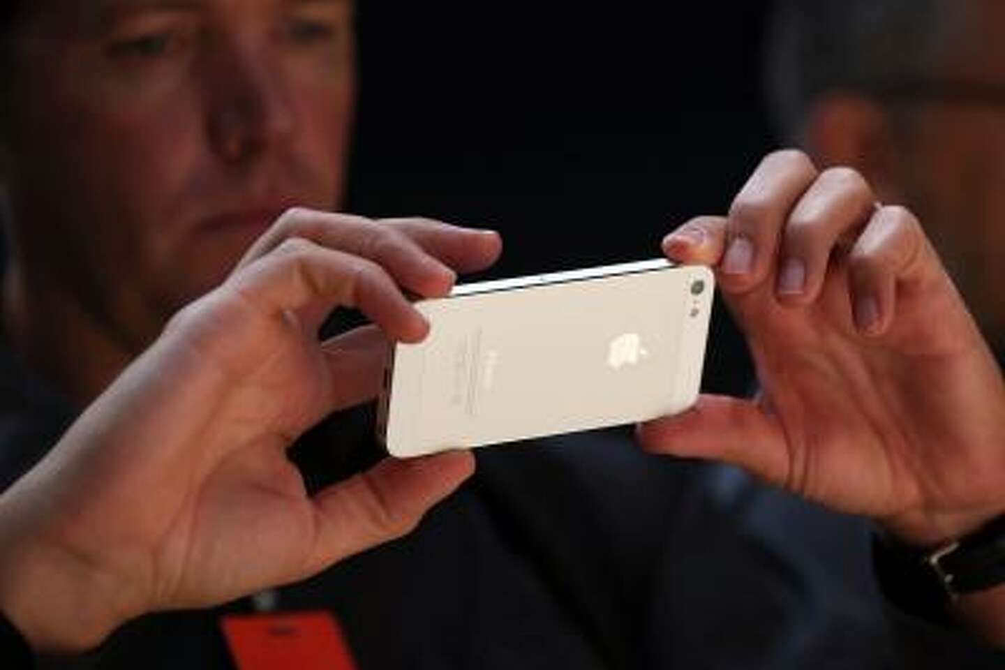 how to send messages to multiple contacts on iphone