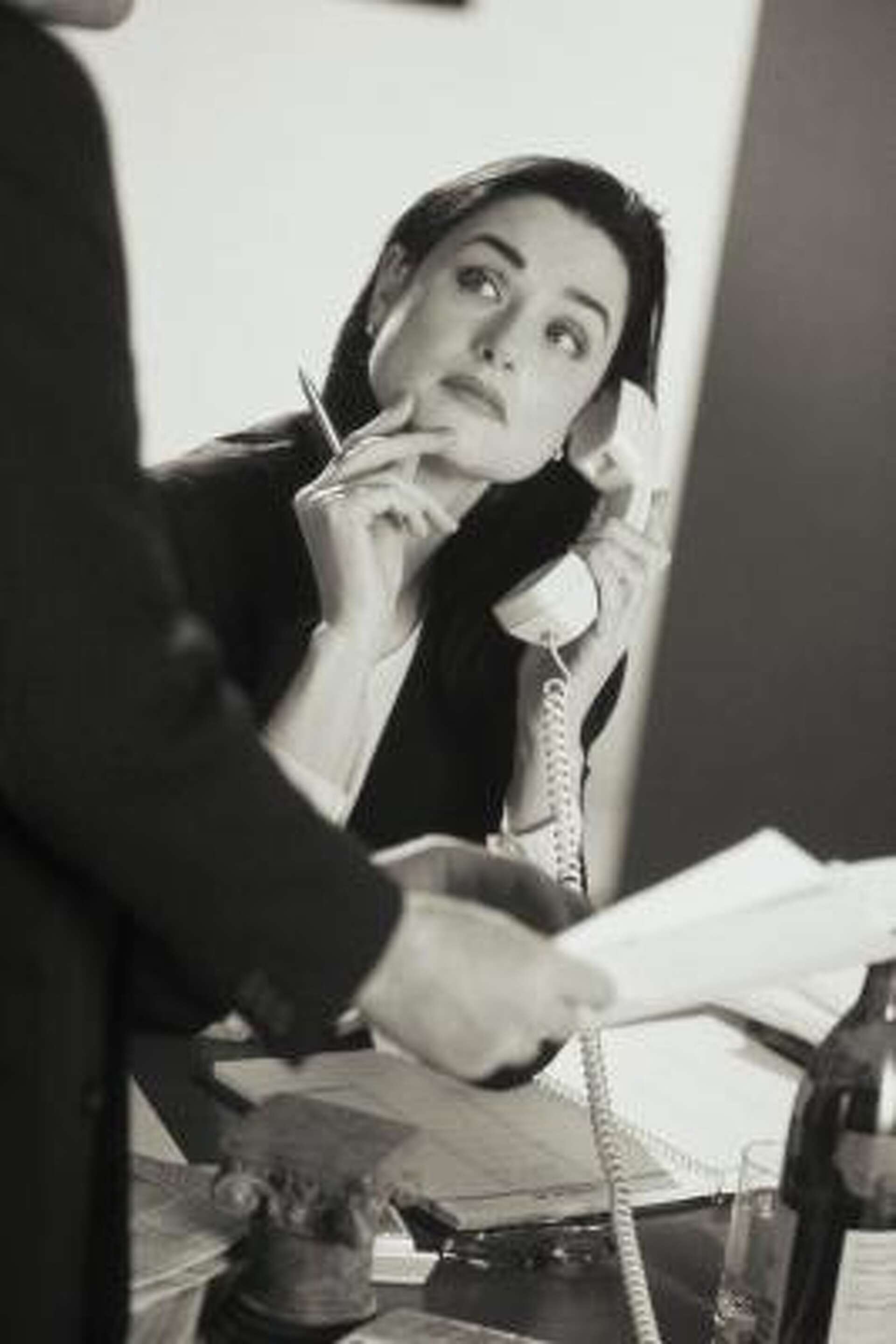 Difference Between a Secretary & a Receptionist